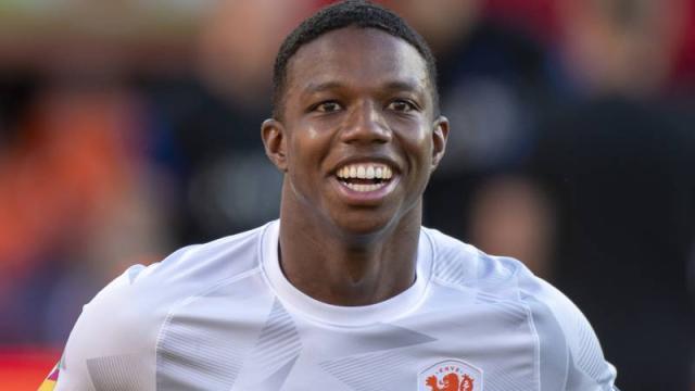 aoke-闪电“截胡”荷兰国脚 曼联这回玩的什么套路？